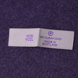 A roupa feita sob encomenda da dobra Center etiqueta o ferro do pescoço em etiquetas do nome