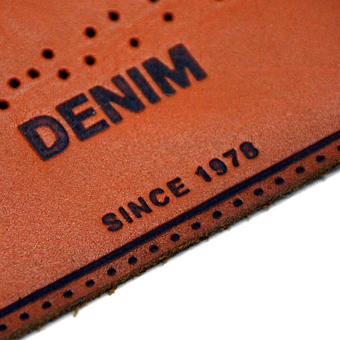 As etiquetas do couro gravado da bagagem da roupa dos vestuários costuram no corte do laser