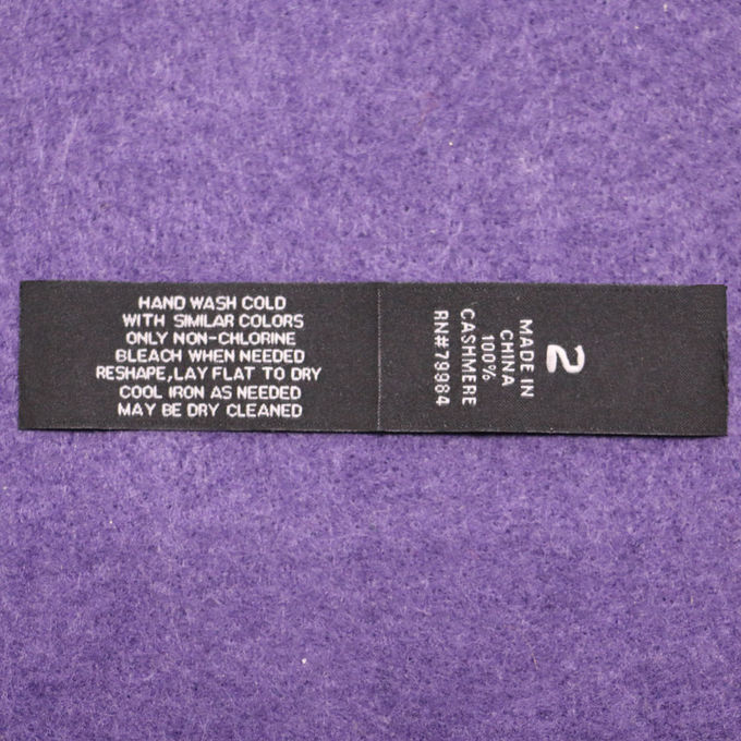 As etiquetas tecidas lisas high-density de pano/personalizaram etiquetas tecidas