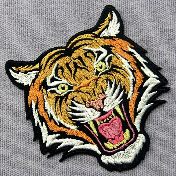 Os crachás bordados máquina de pano costuram no logotipo feito sob encomenda do animal do tigre
