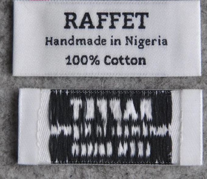 O ferro no fato tecido etiqueta o esparadrapo para o corte ultrassônico do pescoço do t-shirt