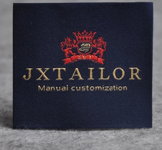 O logotipo feito sob encomenda personalizou o ferro esparadrapo da etiqueta da colagem das etiquetas do fato em etiquetas tecidas